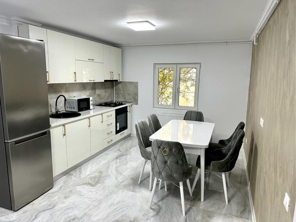 Elite Apartment Buzău Esterno foto